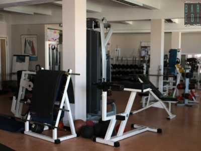 Nella struttura � anche presente una palestra attrezzata sulla cui porta di ingresso � presente l�effige del club...